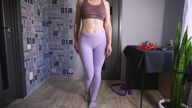 Teasecombo 4K: MILFka s fit zadkem v legínách škádlí viditelnou kalhotkovou linku