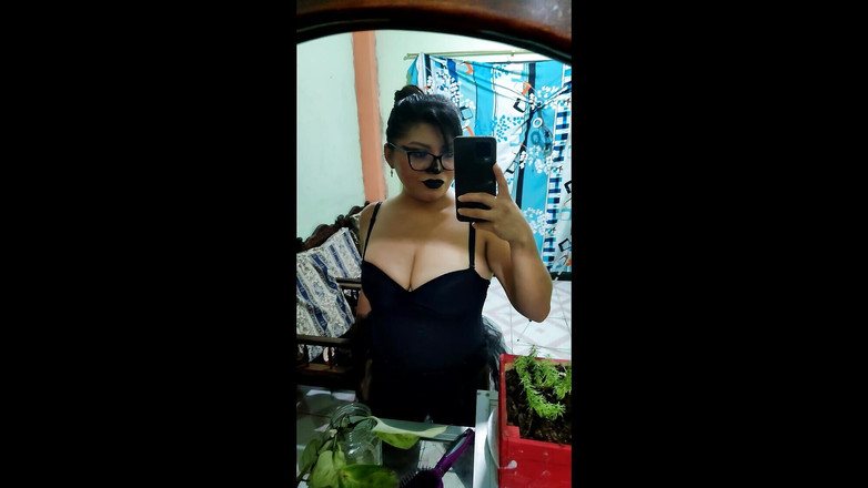 Martin13: O țâțoasă naturală super sexy își pune costumul lui Dracula de Halloween