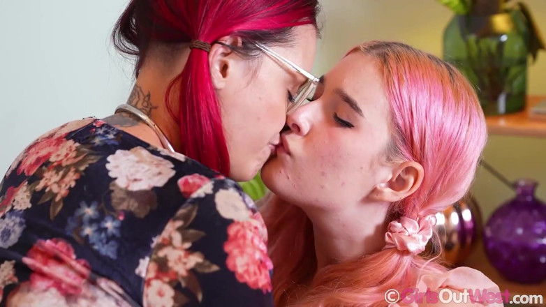 Girls Out West: Busty Pink Haired Babe in Knee High Socks Enjoys Lesbian...