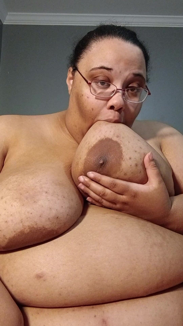 Jessica pigslut: मेरे निपल्स चाटना और मेरी मोटी रसीली चूत के साथ खेलना!
