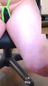 Una ragazza che risponde alle domande con il suo vero viso indossando un popolare costume pervertito