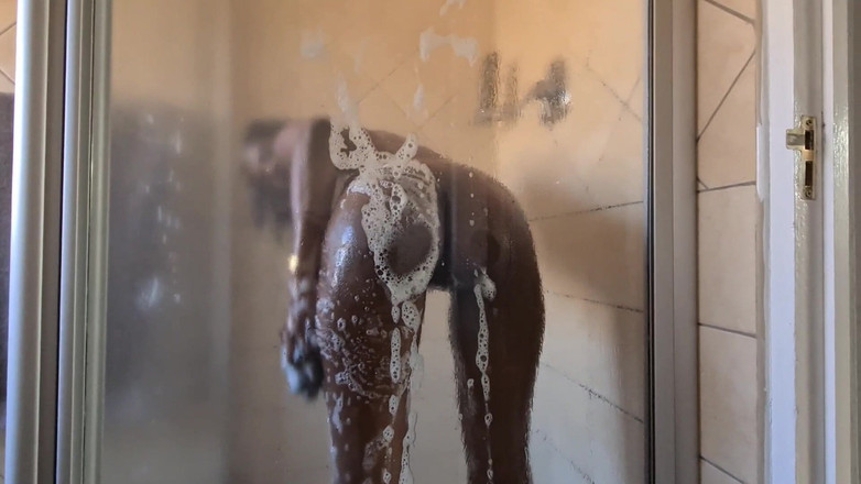 domslutfucker: Puttana indiana desi che fa una sexy doccia insaponata