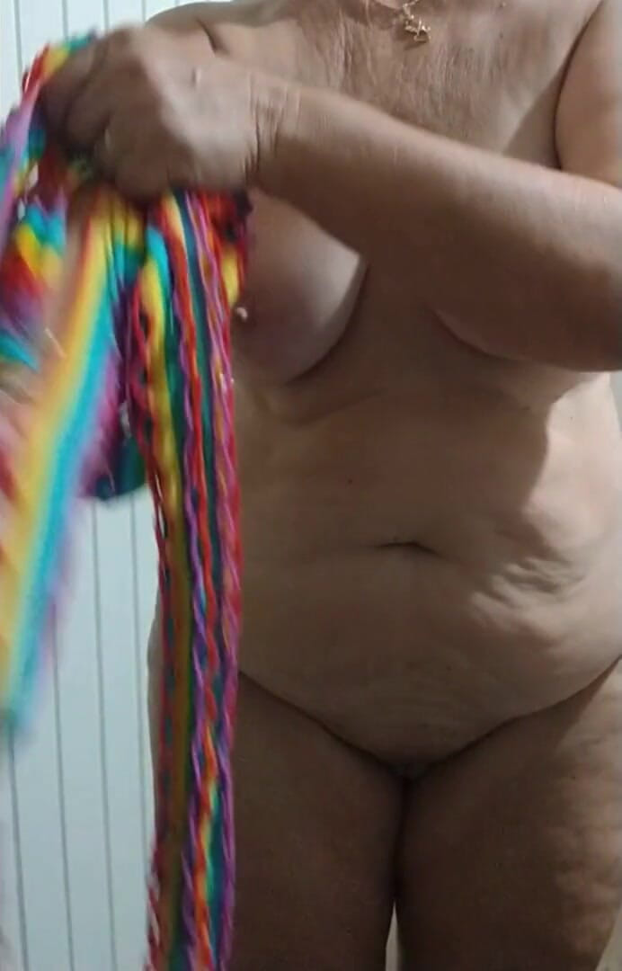 Priscila: 继母给我看她将在街头嘉年华会穿的衣服，你觉得怎么样？