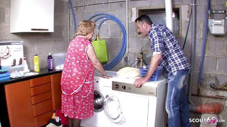 Full porn collection: Bà nội quyến rũ người chăm sóc trong tầng hầm...