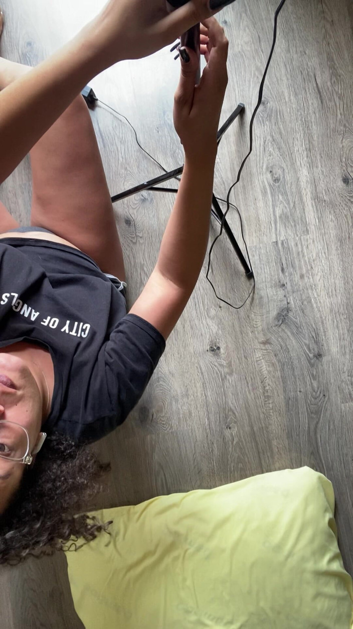 Tan feets: Tanfeets baş aşağı tabanlar ve memeli beyaz ayak parmaklarını azdırıyor