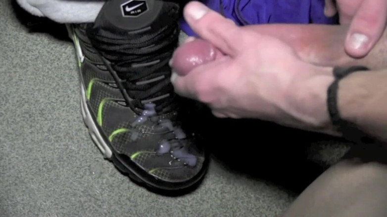 Sneaker Sex Kinky: Cewek nakal dipake pakai sepatu kerajinan seks sama cowok top...