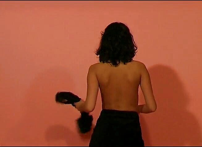 Flash Model Amateurs: Une petite brune aux seins danse