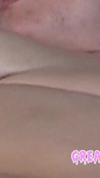 Weelderige latina Sonia Blaze in bikini smeert haar grote kont in