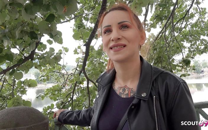 German Scout: 독일 스카우트 - 픽업에서 빨간 머리 창녀 Vanessa를 위한 눈 굴리는 오르가즘 섹스
