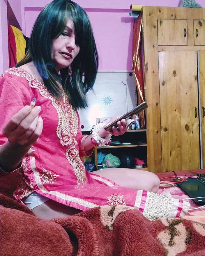 Bolly Karma: Горячая милфа курит перед сосанием члена