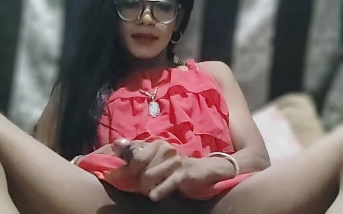 Keerthanakeerthi95: Indiana maricas gozando em vestido rosa sem mangas
