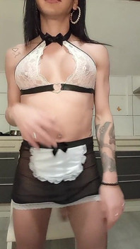 Una camarera sexy y superdotada