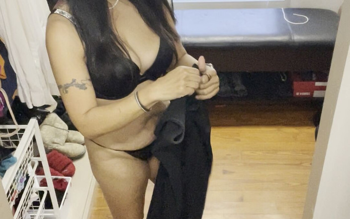 asiangoddess: Kamera v šatně: malé černé šaty