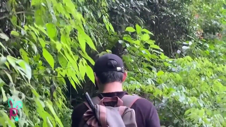 Isak Latin: Isak se masturba en medio del río