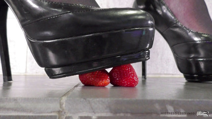Mistress Legs: Schiacciamento cibo succoso con tacchi alti