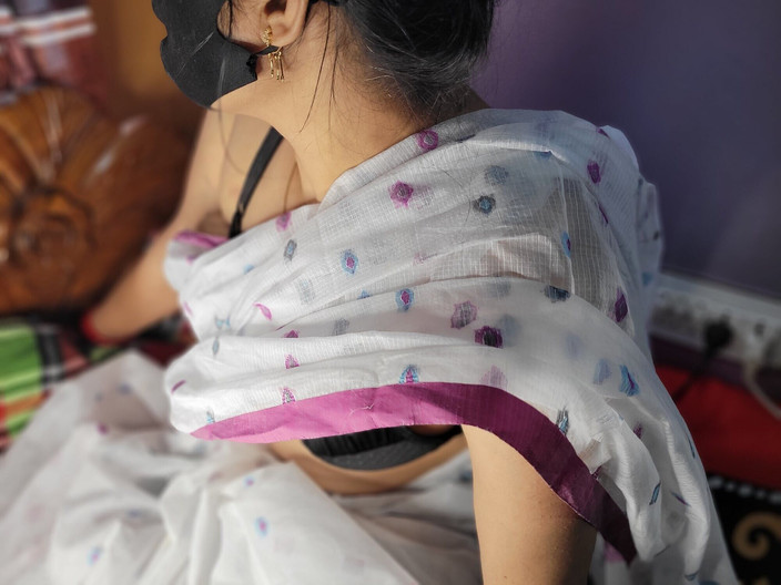 Tasnim Zara: Sari giyen güzel Bangladeşli kız güzel figürünü gösteriyor