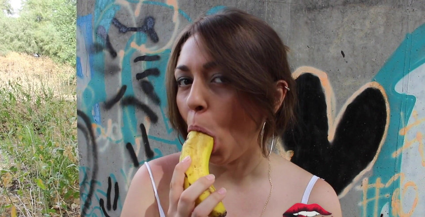 Miriam Prado: Хороша мастурбація на відкритому повітрі з бананом? Чому ні!