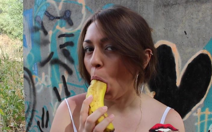 Miriam Prado: Eine gute masturbation im freien mit einer banane? Warum nicht!