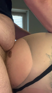 Duro Com Meia-calça Rasgada E Tanga Deslocada E Gozada Em Nylon