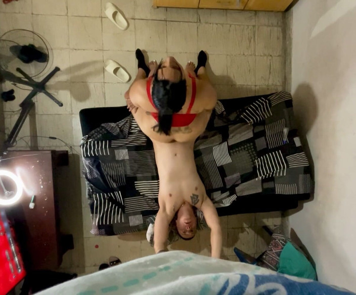 Monozion: Femme grosse assise assise avec son mari en string rouge