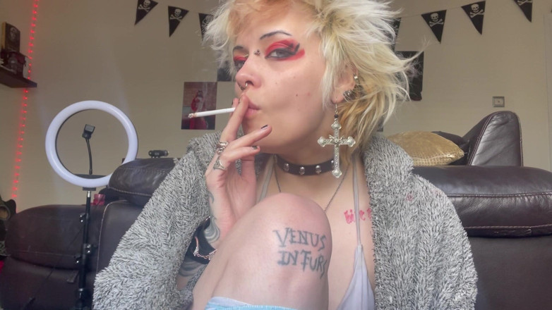 Glitterqueen1999: Fumer une cigarette, compilation de nouvelles vidéos