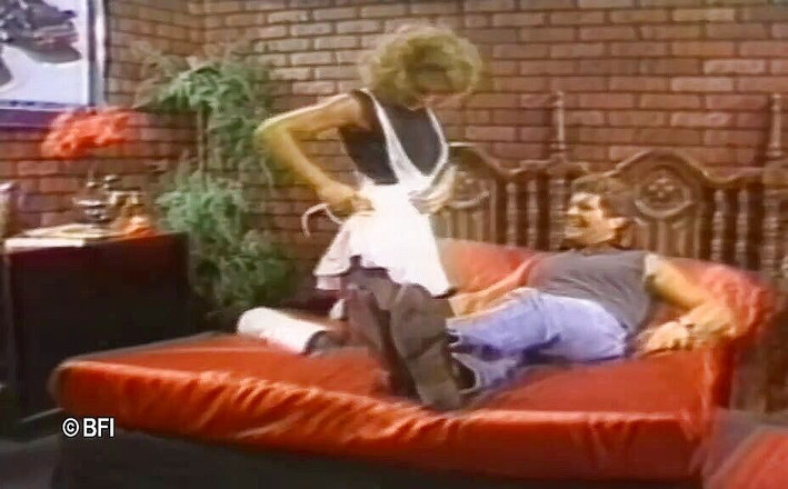 Hardcore slave sex: Distracție cu legare cu gâdilare