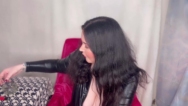 MissFFW: Bayan ffw sigaranın tadını çıkarıyor