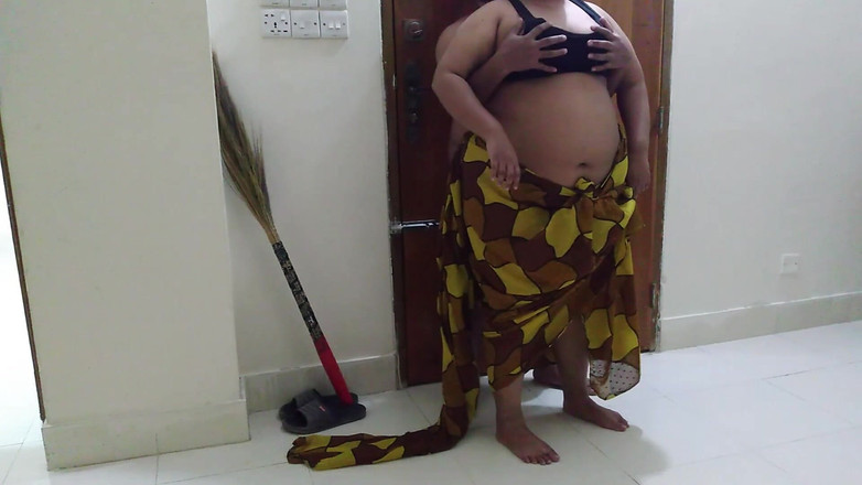 Aria Mia: 45letá krásná žena šuká každý den při zametání mého domu