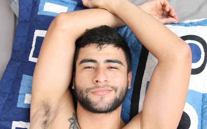 Latino boys porn: Masturbando assistindo um pau enorme