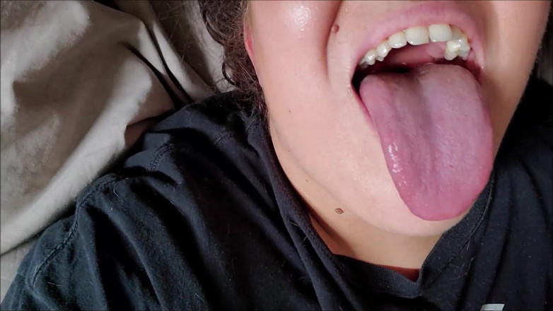 KikiPlumpAss_FH: Tongue fetish closeup