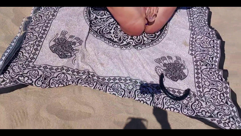 Danaxmuscles: A Good Bitch Fucked on the Beach