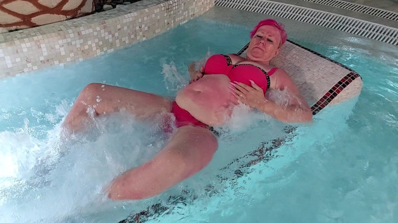 PureVicky66: Busty Mature Babe Fingers to Squirting Orgasm in Hot Tub