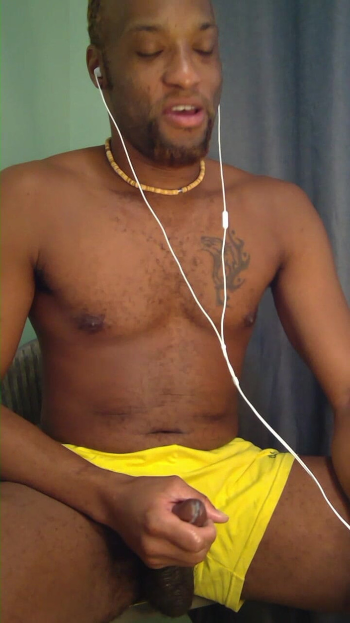 Kennie Jai: Kennie Jai wichst vor der webcam in sexy shorts