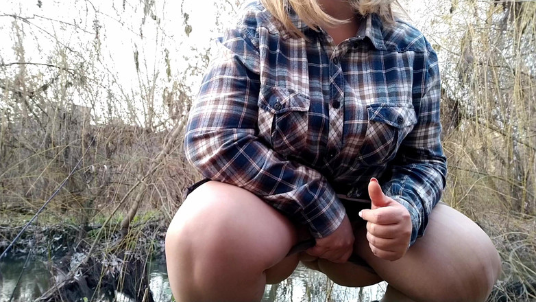Elena: Товстушка в рваних колготках писає на березі річки.