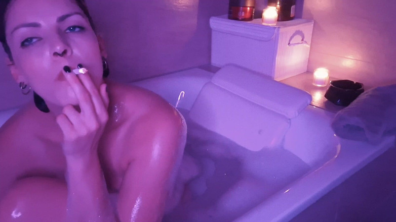 Naughty Natascha: Dvojitá relaxace při kouření ve vaně
