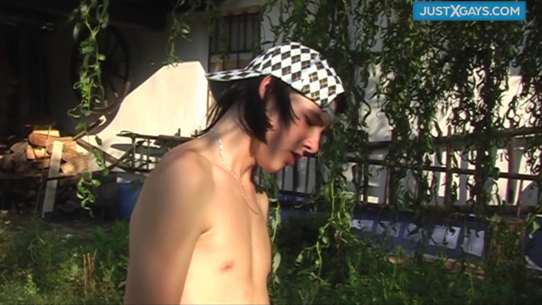 Just x gays: Culo cazzo nel giardino di papà