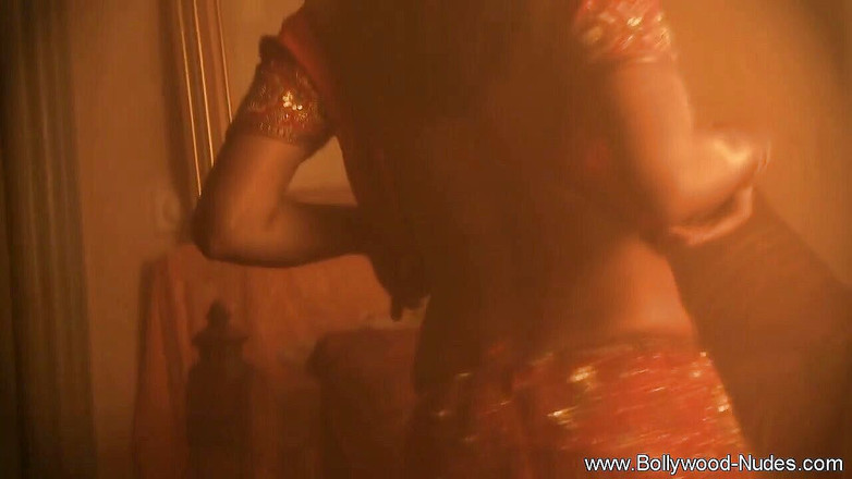 Bollywood Nudes: Awek India panas menunjukkan kepada kami tubuhnya yang menakjubkan