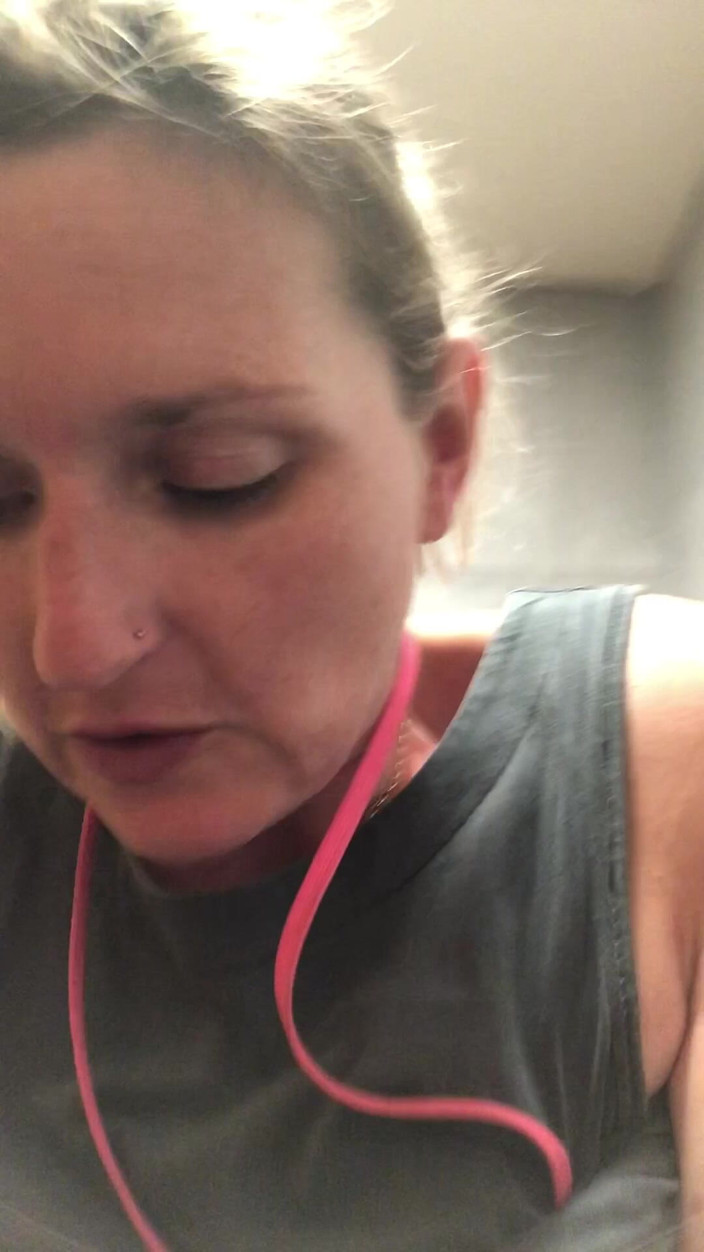 Pissing Paradise: Kuasa Kencing Dari Pepek Berbulu Yang Sempurna Di Tandas Awam