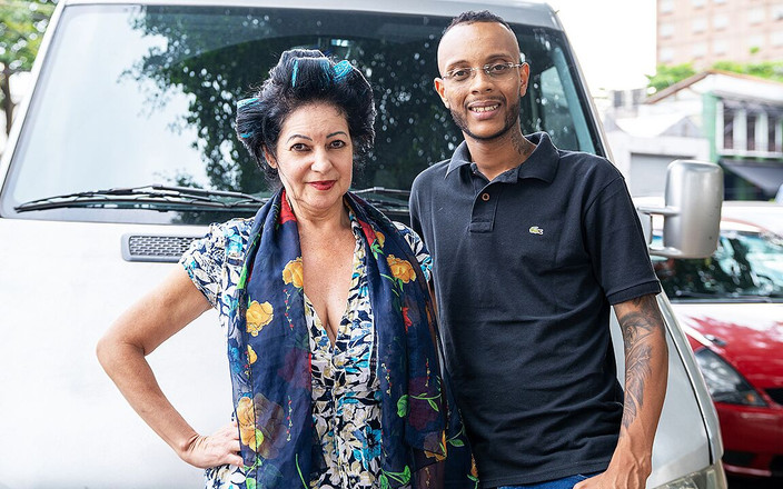 MaturePickup: Oudere rondborstige schoonheid heeft ruige anale seks in de bus