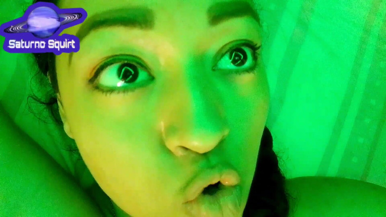 Saturno Squirt: Mama vitregă cu sfârcuri Scuturi și lenjerie erotică face opturi și îți arată...