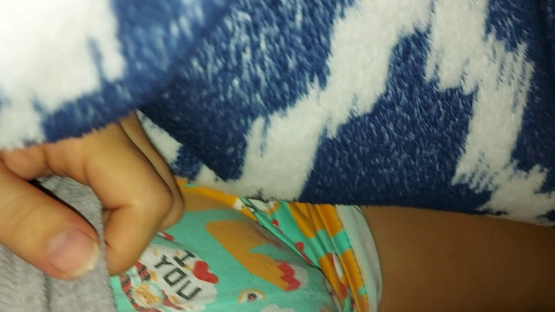 Wil9727: Indická nevlastní sestra se dotýká její kundičky pod přikrývkou