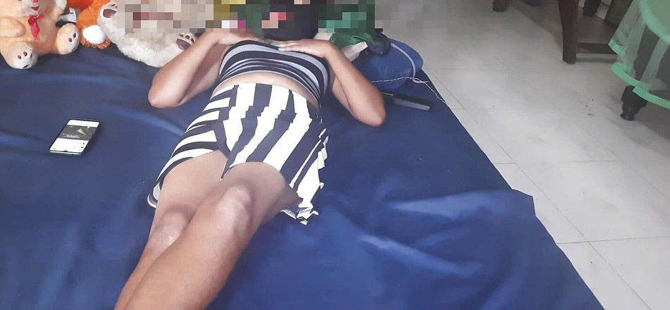 PinkyCouple: Desi-meisje kreunt hard terwijl ze haar poesje masturbeert, video genomen...