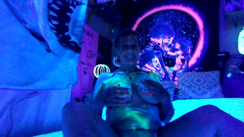 Miss Cupcake: Я играю с собой и немного бодиарта для моего первого видео