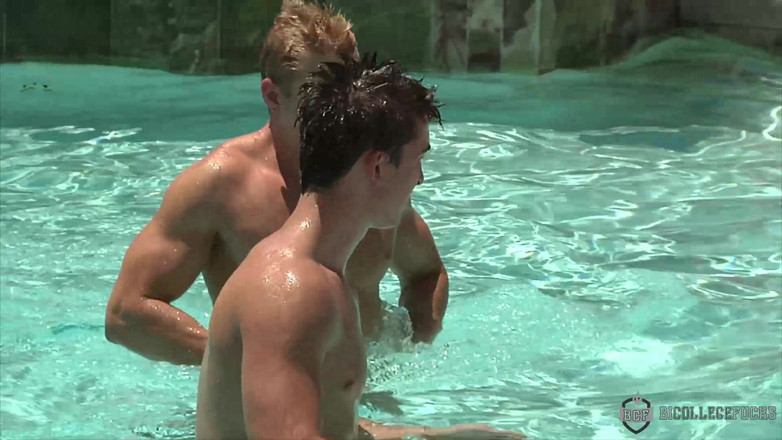 Bi College Fucks: 在 Russ 中打破