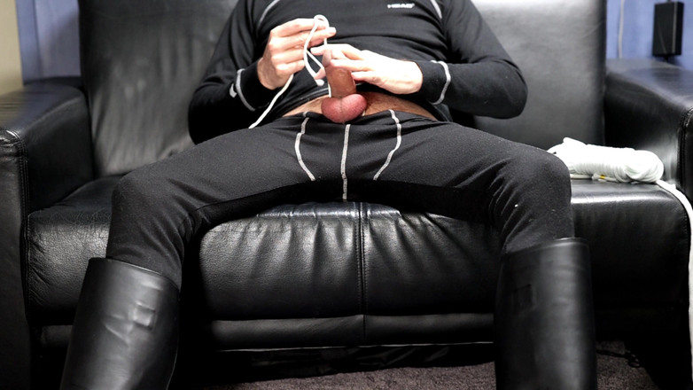 Boototternl: Lega il cazzo e le palle con la corda