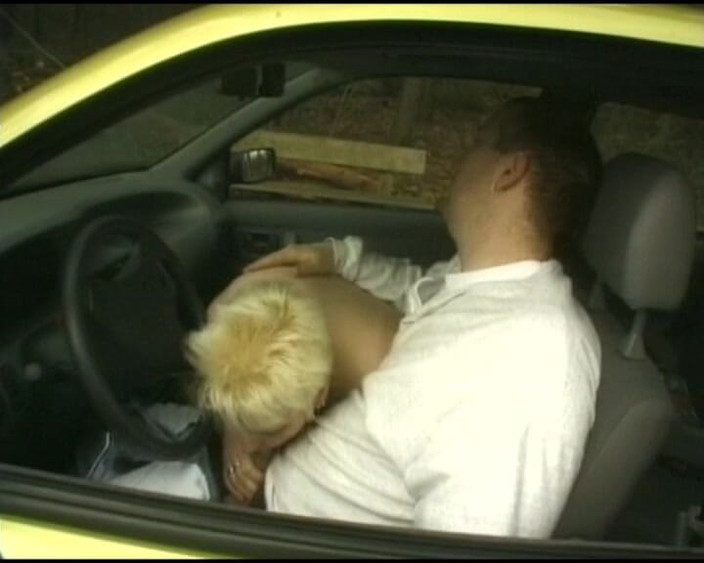 Deutsche Damen: MILF montel Jerman dijolok dan dijilat pepeknya di dalam kereta