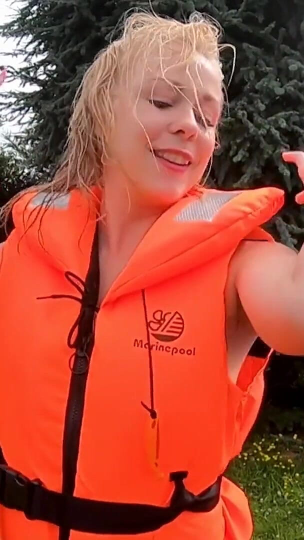 UKCuteGirl Lucy Lauren: Gilet de sauvetage, ambiance, jeu dans la piscine
