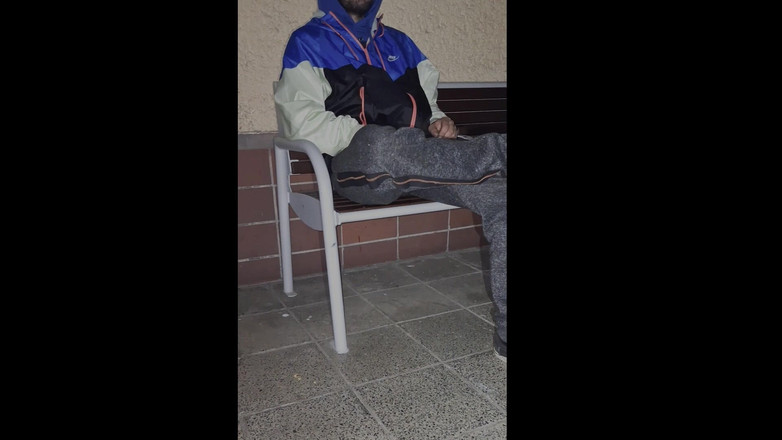 jerkofflover: Menunggu Di Stesen Kereta Api