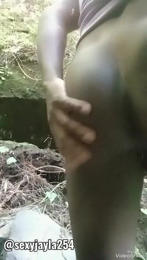 Sexyjayla254: Băiat excitat de jos Singur în pădure își fute curul