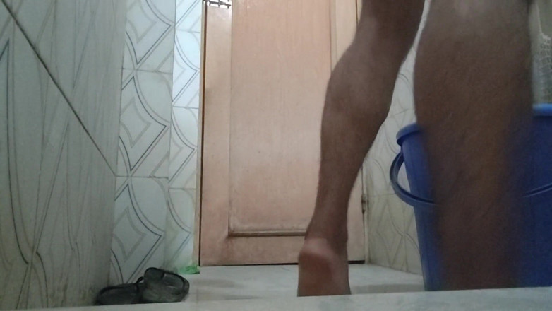 Hot Chilli 2025: Kıllı adam banyoda banyo yapıyor